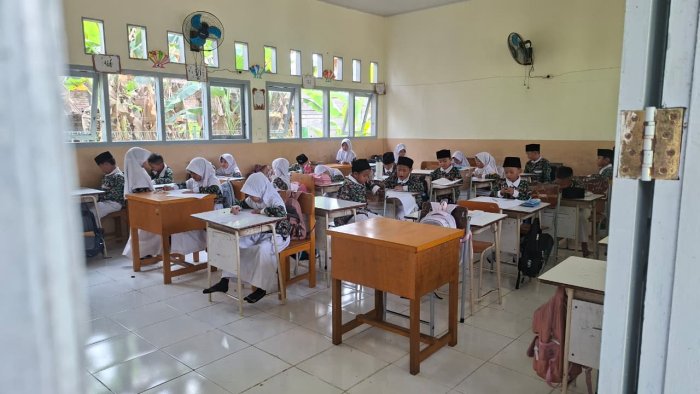 Hari Pertama Asesmen Sumatif Genap di MIN 4 Batang Hari Berjalan Lancar dan Tertib Hari Pertama Asesmen Sumatif Genap di MIN 4 Batang Hari Berjalan Lancar dan Tertib