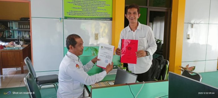 Staf TU MIN 4 Batang Hari Serahkan Dokumen Pengesahan Kurikulum ke PTSP Kemenag Batang Hari