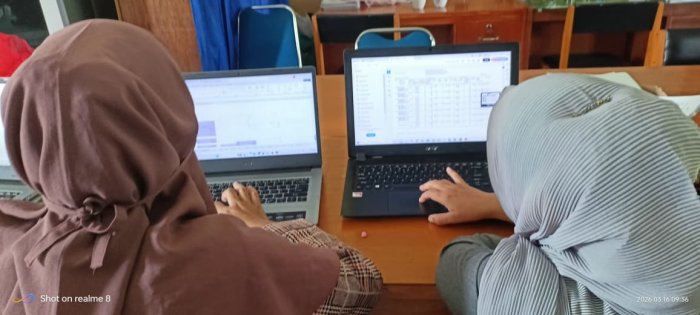 Staf TU dan Guru MIN 4 Batang Hari Mengisi Data Pajak di Aplikasi Coretax