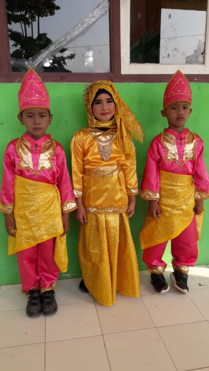 Min 4 batanghari berturut -turut dapat memenangkan lomba tari tingkat kabupaten 
