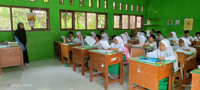 Sebelum Pelajaran Fiqih Dimulai, Siswa MIN 4 Batang Hari Lantunkan Asmaul Husna