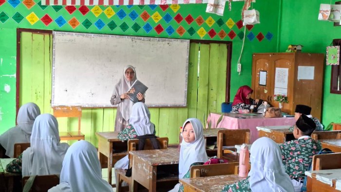 Kepala Madrasah MIN 4 Batang Hari Laksanakan Supervisi Pembelajaran Bahasa Arab di Kelas V B