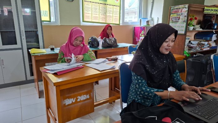 Menjelang Ujian, Guru MIN 4 Batang Hari Mantapkan Penyusunan Soal Menjelang Ujian, Guru MIN 4 Batang Hari Mantapkan Penyusunan Soal