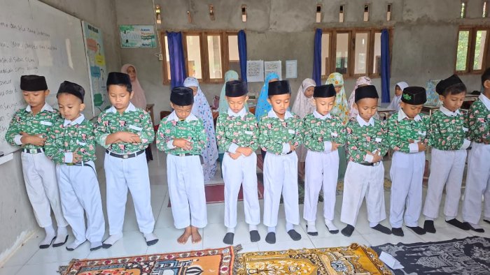 Siswa Madrasah Kelas II B Laksanakan Salat Duha Sebelum Pelajaran Pagi Dimulai Siswa Madrasah Kelas II B Laksanakan Salat Duha Sebelum Pelajaran Pagi Dimulai