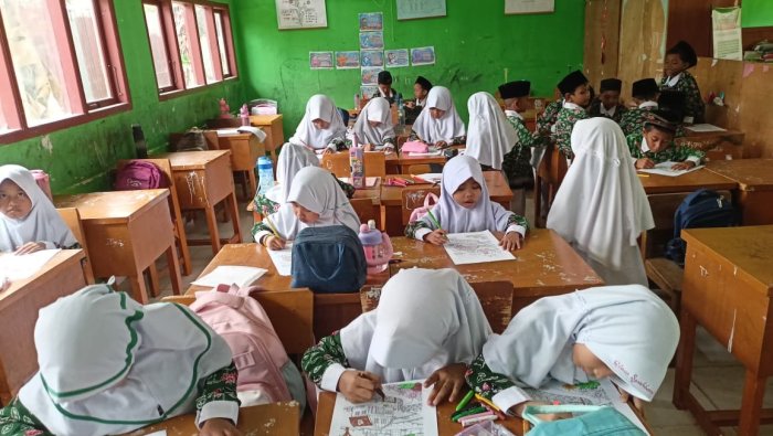 Asah Kreativitas, Siswa Kelas II B MIN 4 Batang Hari Antusias Mewarnai dalam Pembelajaran SBDP Asah Kreativitas, Siswa Kelas II B MIN 4 Batang Hari Antusias Mewarnai dalam Pembelajaran SBDP