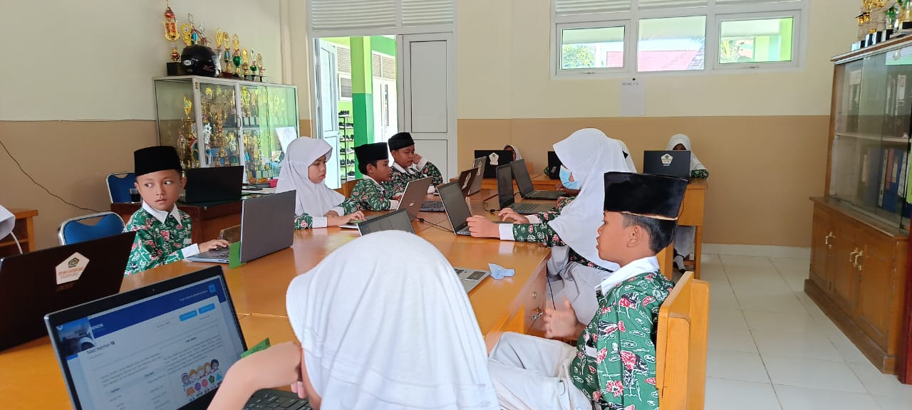 Siswa Kelas 5 MIN 4 Batang Hari Ikuti ANBK dengan Keterbatasan Fasilitas Siswa Kelas 5 MIN 4 Batang Hari Ikuti ANBK dengan Keterbatasan Fasilitas