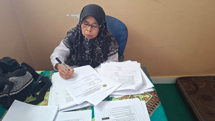 Kepala MIN 4 Batang Hari Tandatangani Surat Keterangan Pusaka Kepala MIN 4 Batang Hari Tandatangani Surat Keterangan Pusaka