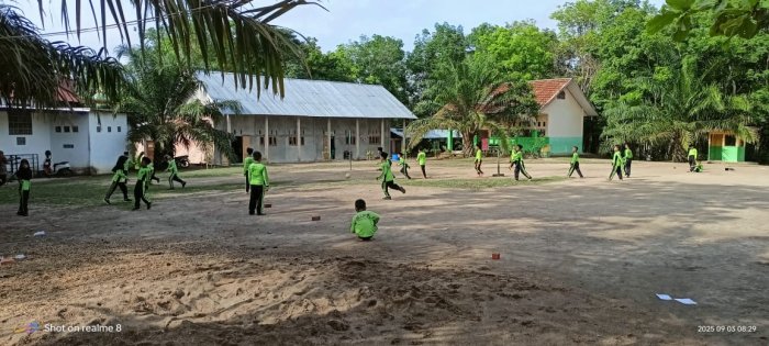 Serunya Pelajaran Penjas Bermain Sepak Bola di MIN 4 Batang Hari