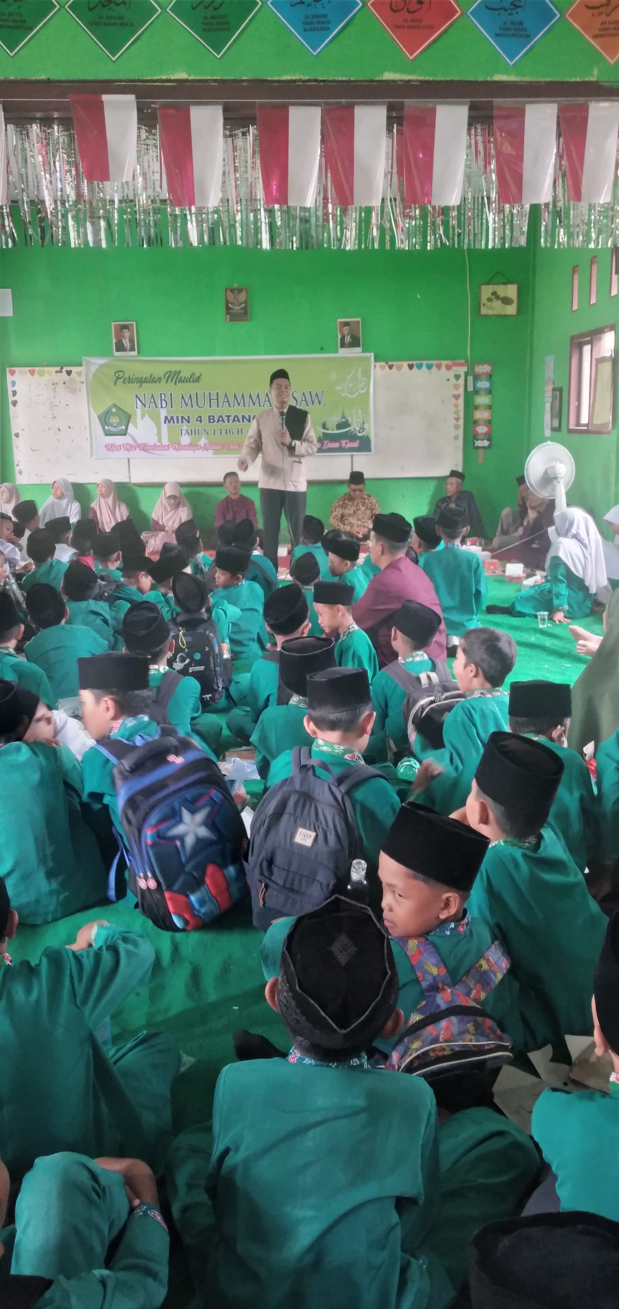MIN 4 Batang Hari Meriahkan Maulid Nabi Muhammad SAW: Ustadz Bambang Ajak Siswa Meneladani Akhlak Rasulullah