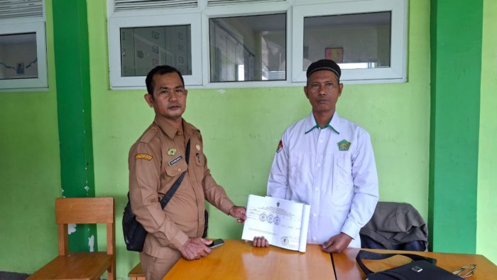 Hipni, S.Pd.I Menerima Serah Terima Kwitansi dari Kantor Lingkungan Hidup