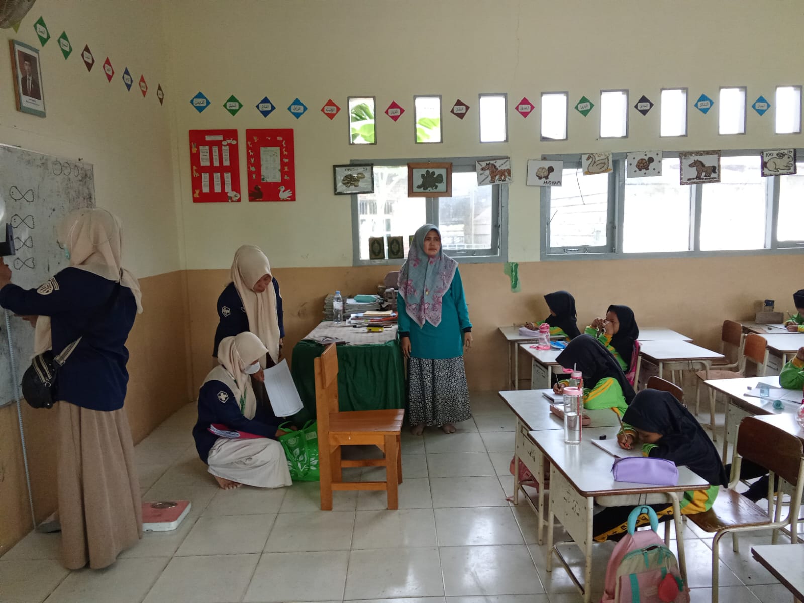 KUNJUNGAN PUSKESMAS MUARA BULIAN KE MIN 4 BATANGHARI: PENJARINGAN KESEHATAN DAN PEMERIKSAAN BERKALA UNTUK SISWA KELAS 1 KUNJUNGAN PUSKESMAS MUARA BULIAN KE MIN 4 BATANGHARI: PENJARINGAN KESEHATAN DAN PEMERIKSAAN BERKALA UNTUK SISWA KELAS 1