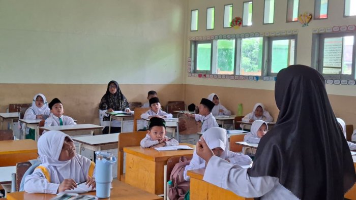 Hari Kedua, Kepala Madrasah MIN 4 Batang Hari Laksanakan Supervisi di Kelas I A Hari Kedua, Kepala Madrasah MIN 4 Batang Hari Laksanakan Supervisi di Kelas I A