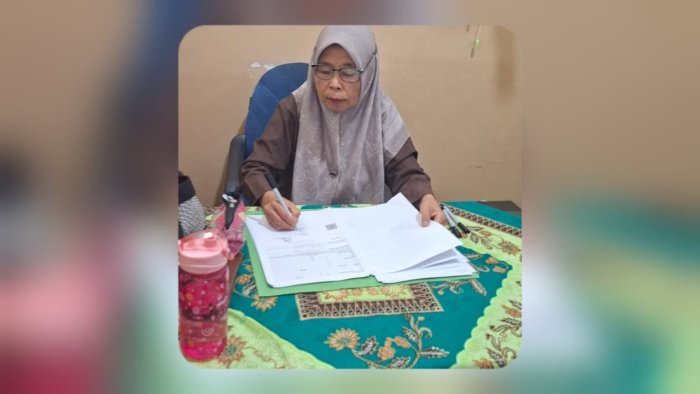 Kepala Madrasah Tandatangani Laporan Siswa Kelas VI MIN 4 Batang Hari