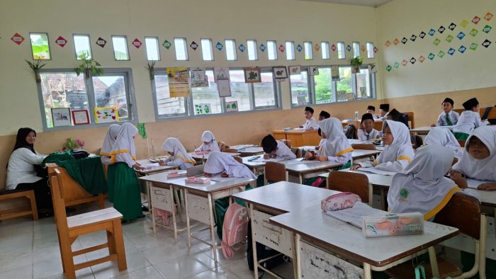 Senin Ceria, Siswa Kelas IB Belajar Bahasa Indonesia Bersama Wali Kelas