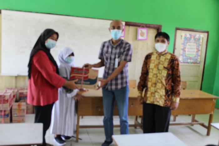 Lima Orang Siswa MIN 4 Batang Hari Menerima Program Bantuan Dari BSI