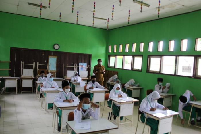 Hari Pertama Ujian Madrasah Berjalan Lancar
