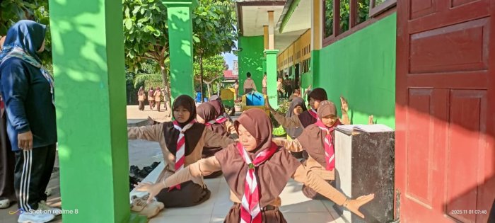 Siswa MIN 4 Batang Hari Latihan Tari Bersama Guru Pendamping Sarminah, S.Pd.