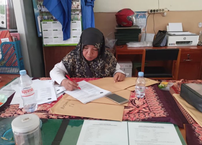 Ibu Elia, S.Pd. Koreksi Hasil Ujian Siswa Kelas IA Ibu Elia, S.Pd. Koreksi Hasil Ujian Siswa Kelas IA