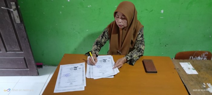 Kepala MIN 4 Batang Hari Tandatangani Legalisir Ijazah Siswa