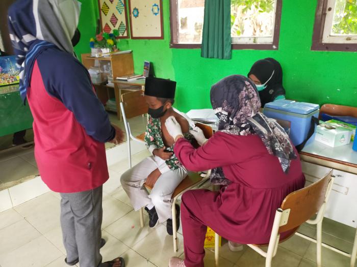 Antusiasme Peserta Didik MIN 4 Batang Hari  Menerima Vaksinasi Covid-19 Dosis Kedua