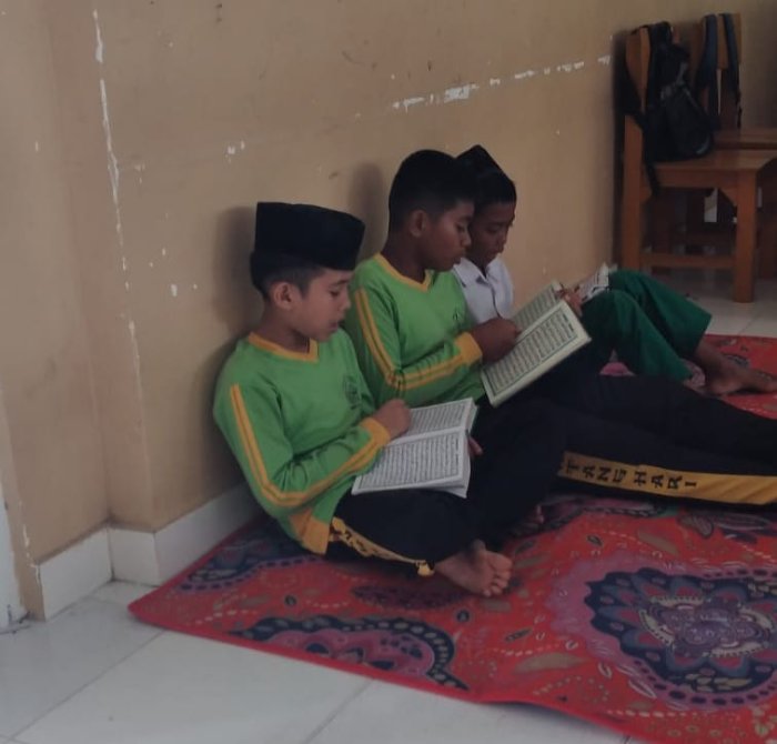 Kegiatan Tadarus Al-Quran Siswa Kelas VI A di Bulan Suci Ramadhan