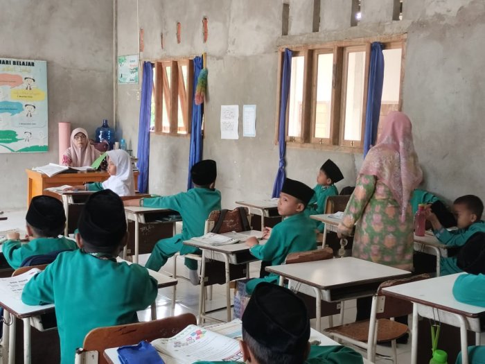 Hari Ketiga, Kepala Madrasah MIN 4 Batang Hari Laksanakan Supervisi di Kelas II B