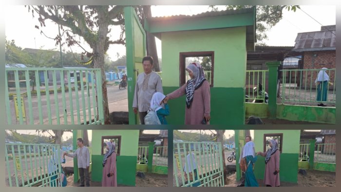 Guru dan Staf TU Sambut Siswa di Pintu Gerbang Madrasah