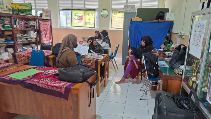Wali Murid MIN 4 Batang Hari Kumpulkan Tugas Siswa Saat KBM Daring Wali Murid MIN 4 Batang Hari Kumpulkan Tugas Siswa Saat KBM Daring