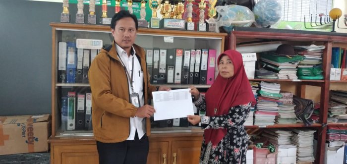 Kunjungan Petugas Kemensos untuk Verifikasi Pendidikan Anak Penerima Bansos di MIN 4 Batang Hari Kunjungan Petugas Kemensos untuk Verifikasi Pendidikan Anak Penerima Bansos di MIN 4 Batang Hari