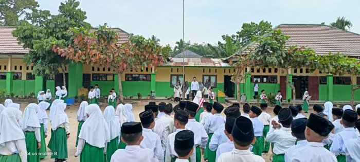 Semangat Nasionalisme Warnai Upacara Bendera di MIN 4 Batang Hari Semangat Nasionalisme Warnai Upacara Bendera di MIN 4 Batang Hari