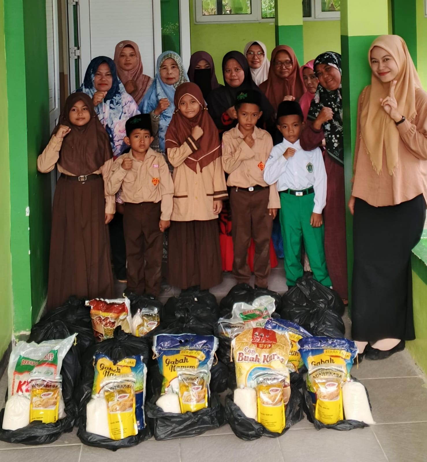 MIN 4 Batang Salurkan Paket Sedekah Muharram bagi Yatim Piatu