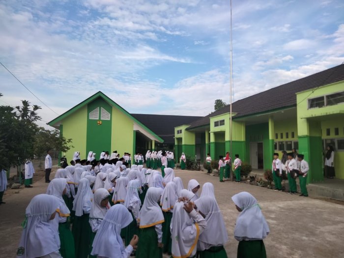 Upacara Bendera Senin di MIN 4 Batang Hari Berjalan Khidmat, Pembina Upacara Pauriah, S.Pd.I. Upacara Bendera Senin di MIN 4 Batang Hari Berjalan Khidmat, Pembina Upacara Pauriah, S.Pd.I.