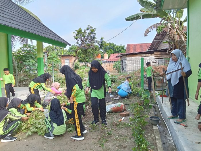 Siswa dan Guru MIN 4 Batang Hari Laksanakan Kegiatan Bersih-Bersih Lingkungan Sekolah