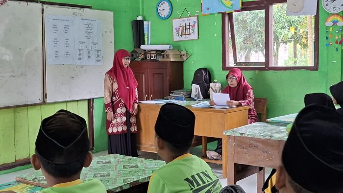 Hari Keempat, Kepala Madrasah MIN 4 Batang Hari Laksanakan Supervisi di Kelas V A Hari Keempat, Kepala Madrasah MIN 4 Batang Hari Laksanakan Supervisi di Kelas V A