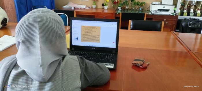 Guru MIN 4 Batang Hari Mengecek Data pada Aplikasi SIMPEG 5 Guru MIN 4 Batang Hari Mengecek Data pada Aplikasi SIMPEG 5