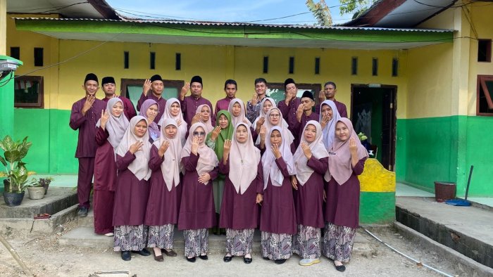 Guru dan Staf TU MIN 4 Batang Hari Laksanakan Foto Bersama untuk Pembuatan Kalender