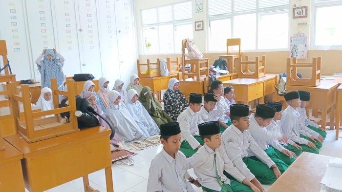 Siswa Kelas 6A MIN 4 Batang Hari Laksanakan Salat Zuhur Berjamaah di Kelas Siswa Kelas 6A MIN 4 Batang Hari Laksanakan Salat Zuhur Berjamaah di Kelas