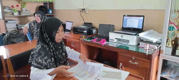 Wali Kelas VI A MIN 4 Batang Hari, Pauriah, S.Pd.I., Persiapkan LKPD Menjelang Supervisi Wali Kelas VI A MIN 4 Batang Hari, Pauriah, S.Pd.I., Persiapkan LKPD Menjelang Supervisi
