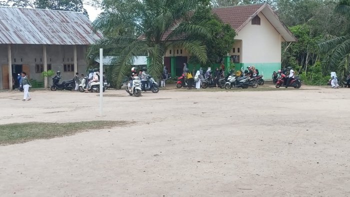 Penjemputan Siswa Berjalan Tertib, Kepala MIN 4 Batang Hari Utamakan Keselamatan Peserta Didik