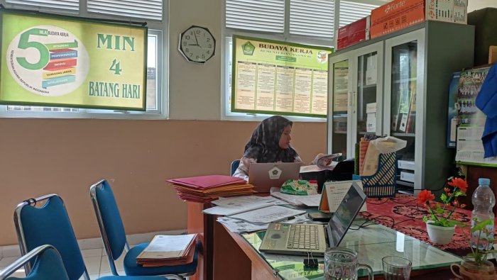 Kepala Madrasah Apresiasi Staf TU Sulastri Cetak Absen Manual Guru dan Staf Kepala Madrasah Apresiasi Staf TU Sulastri Cetak Absen Manual Guru dan Staf