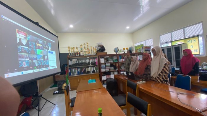 Kepala Madrasah dan Guru MIN 4 Batang Hari Ikuti Zoom Pembangunan Karakter dan Integritas