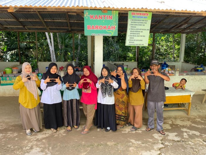 Penguatan Pengawasan Produk Halal di Batang Hari: Ibu Ulya Lakukan Sosialisasi di Kantin MIN 4 Batang Hari
