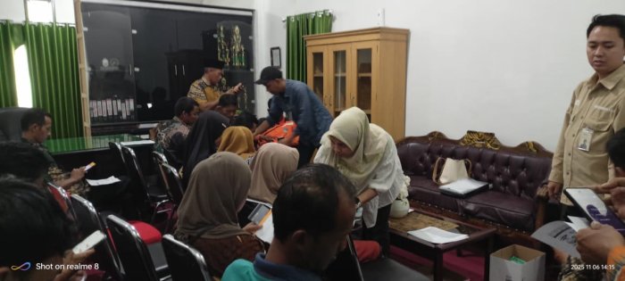 Petugas Bank BSI Serahkan Buku Rekening Tabungan kepada PPPK Tahap 2 di Kantor Kemenag Batang Hari