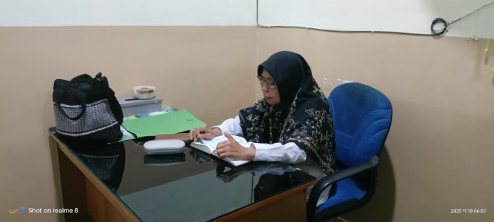 Kepala MIN 4 Batang Hari Awali Pagi dengan Membaca Al-Quran di Ruang Kerja