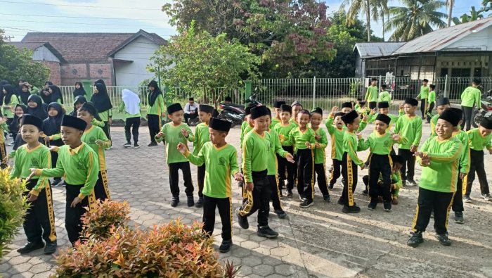 Kegiatan Pembelajaran PJOK Kelas I A Berlangsung Seru di Halaman Madrasah