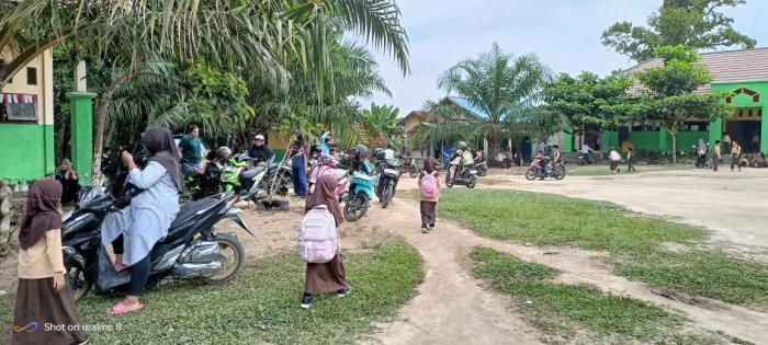 Wali Murid Jemput Anak di MIN 4 Batang Hari, Ciptakan Suasana Aman dan Tertib