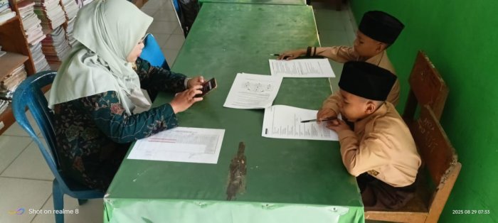 Guru MIN 4 Batanghari Latih Siswa untuk Persiapan OMI