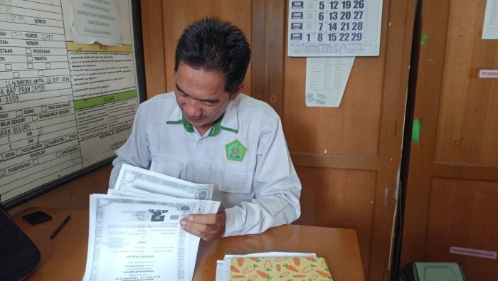 Staf TU MIN 4 Batang Hari Layani Legalisir Ijazah Siswa Staf TU MIN 4 Batang Hari Layani Legalisir Ijazah Siswa
