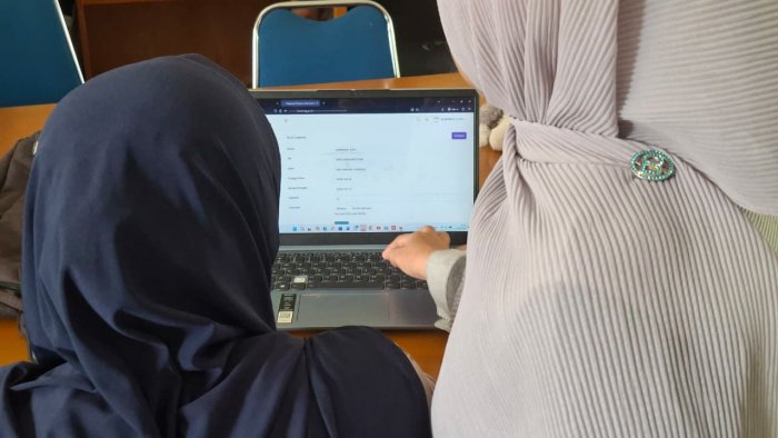 Guru Sarminah dan Maisarah Upload Data Absensi di Aplikasi Kemenag Guru Sarminah dan Maisarah Upload Data Absensi di Aplikasi Kemenag
