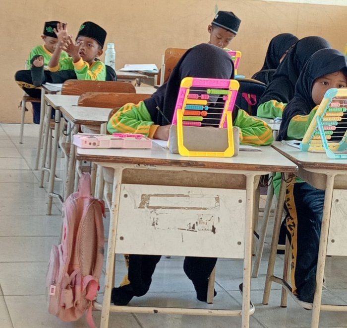 Pelajaran Matematika di Kelas 1B MIN 4 Batang Hari, Berhitung Tak Cukup dengan Jari — Kaki pun Jadi!